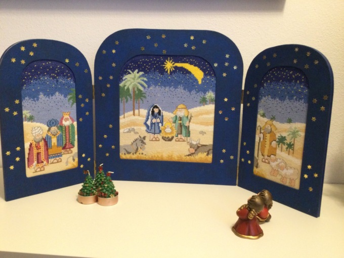 Un presepe insolito: opera d’arte a punto croce