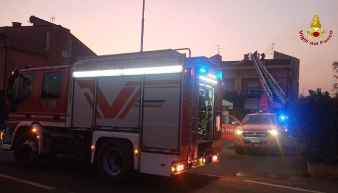 Prende fuoco la canna fumaria di un condominio: intervento dei pompieri