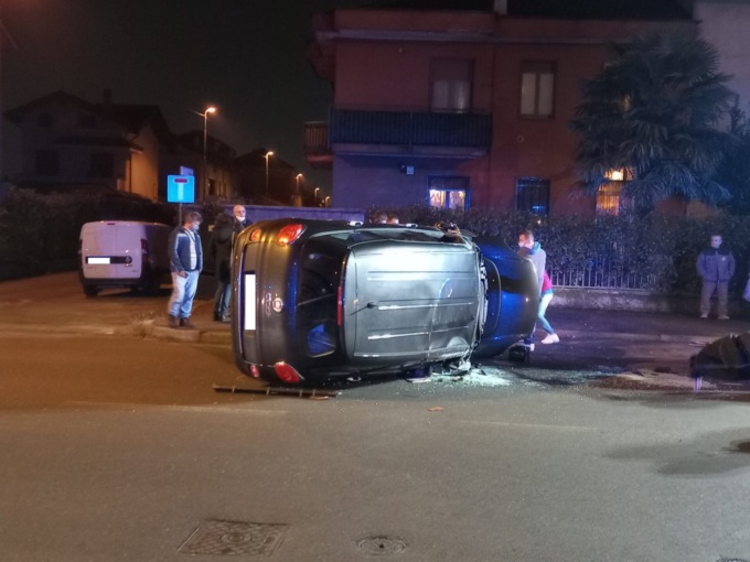Urta una macchina in sosta e si ribalta: tra i feriti anche due bambini