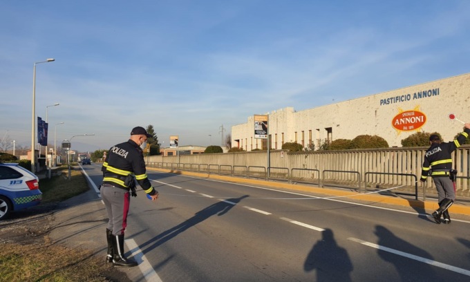 Ciclista investito da un’auto, è gravissimo: trasportato in ospedale in elisoccorso