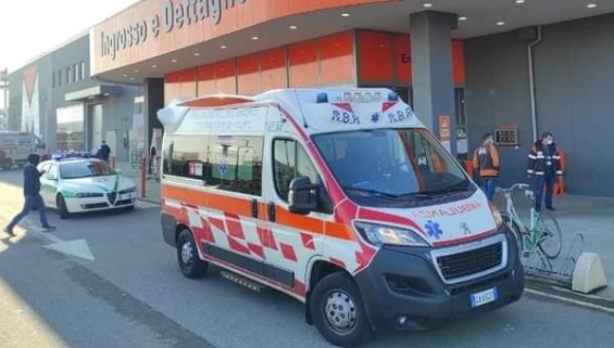 Ruba e aggredisce il personale della sicurezza, arrestato dalla Polizia