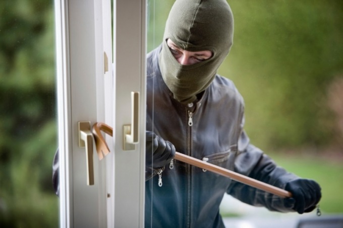 Furto in villa a Vignate a colpi di flessibile, ma il bottino è magro