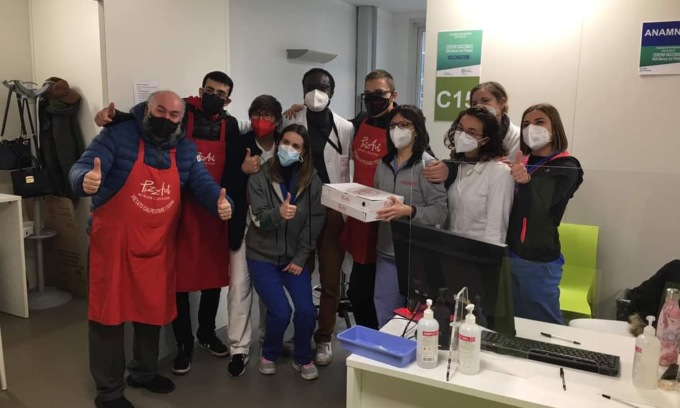PizzAut a Cassina oggi è chiuso: i ragazzi sono all'hub vaccinale di Monza per sfornare le pizze per medici e infermieri