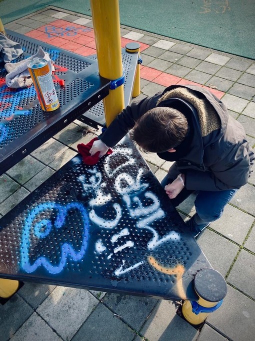Insulti, bestemmie e svastiche sui giochi di un parco