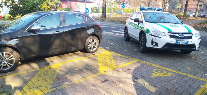 Auto sul posto disabili senza contrassegno, la Polizia scopre che era stata rubata