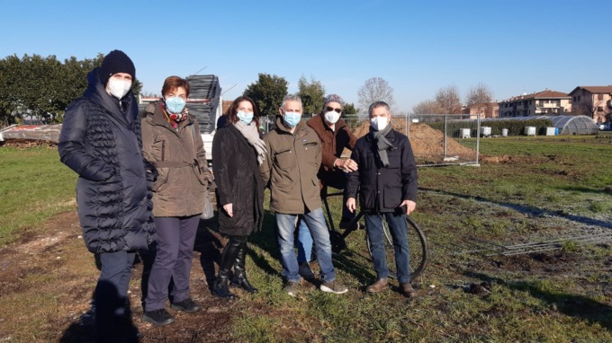 Pessano, arrivano gli operai per costruire l’antenna: scoppia la protesta
