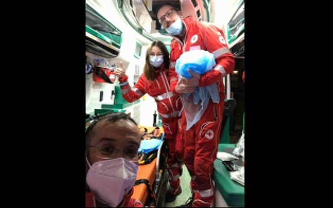 Bimba ha fretta di nascere, la mamma partorisce sull’ambulanza