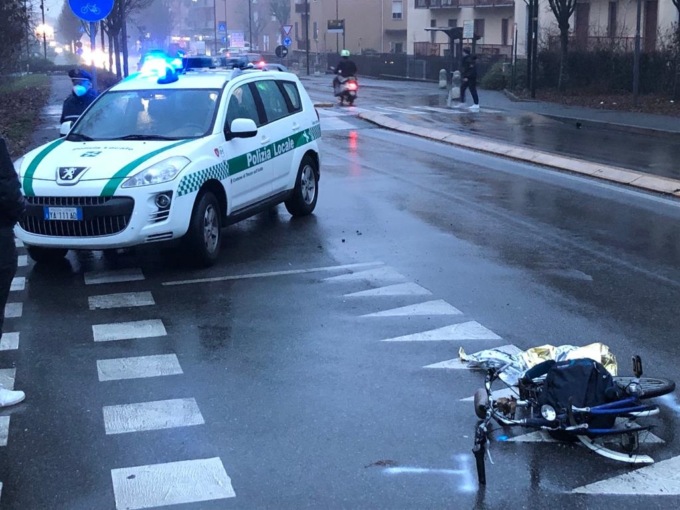 Ciclista investito in centro a Trezzo. Intervento in codice rosso
