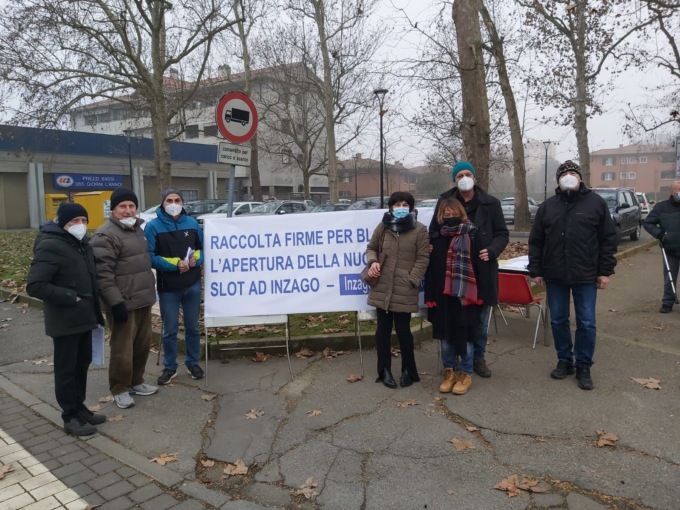 Centinaia di firme contro la sala slot