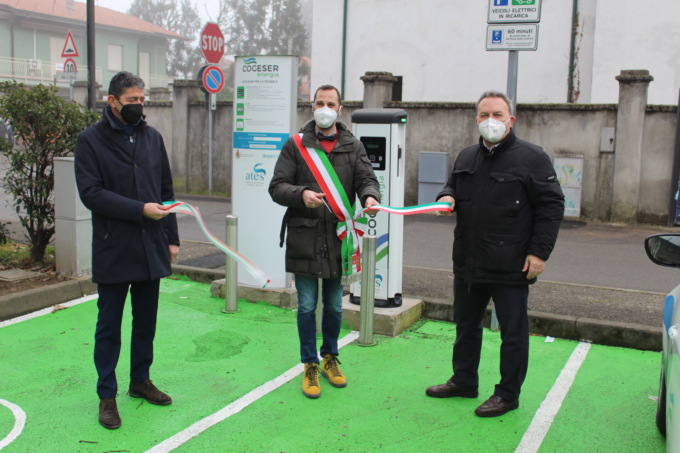 Taglio del nastro per la nuova colonnina Cogeser