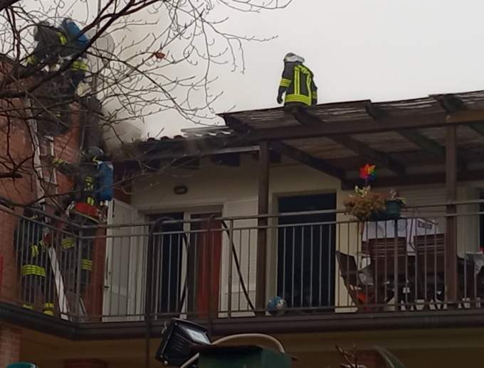 Mega incendio di un tetto, intervento in massa dei Vigili del Fuoco