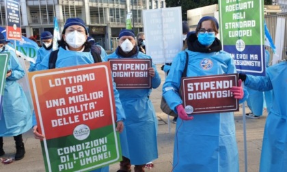 Il NurSind scende in piazza: la protesta degli infermieri sotto il Pirellone