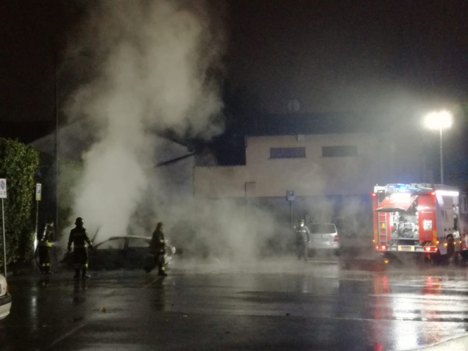 Auto in fiamme davanti alla fermata del bus. Paura a Trezzo sull’Adda