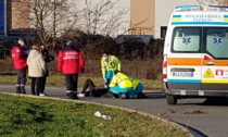 Cade in moto, centauro soccorso da alcuni Carabinieri in congedo di passaggio