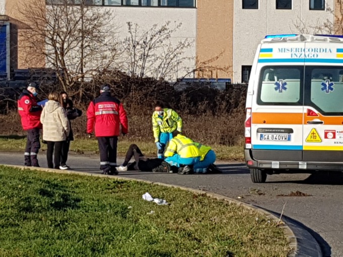 Cade in moto, centauro soccorso da alcuni Carabinieri in congedo di passaggio