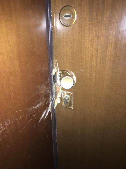 Con le spranghe per occupare gli alloggi vuoti dell’Aler, cacciati dai vicini