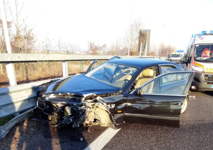 Anziani in auto si schiantano contro il guardrail: due feriti