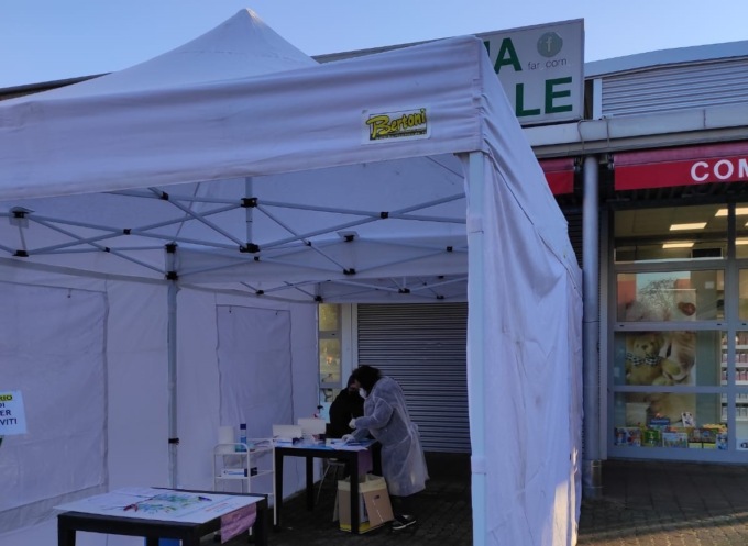 Centro tamponi di Pioltello preso d’assalto: alle 3 di notte già 200 prenotazioni