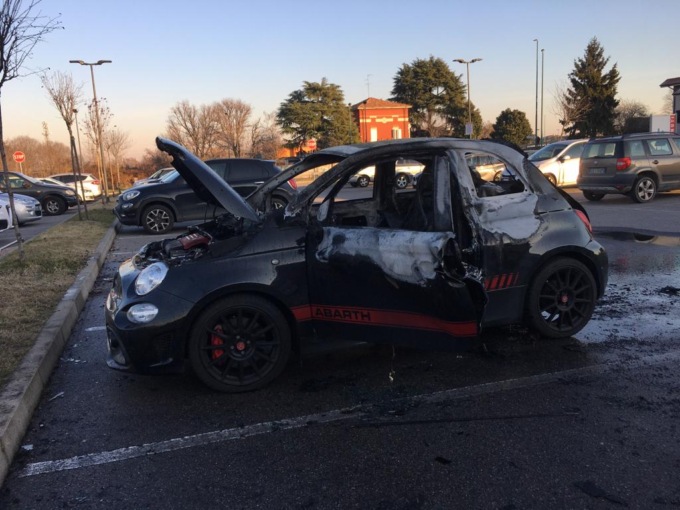 Auto in fiamme  a Cologno Monzese nel parcheggio di un supermercato