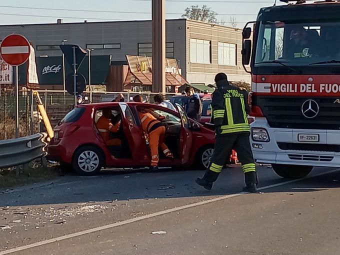 Schianto tra auto e camion sulla Cerca. Il conducente resta incastrato nell’abitacolo