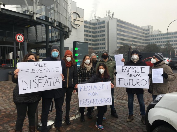 Dipendenti senza stipendio di Mediashopping di fronte ai cancelli di Mediaset. “Ci avete abbandonato”