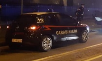 Ladro si schianta in auto mentre fugge dai Carabinieri