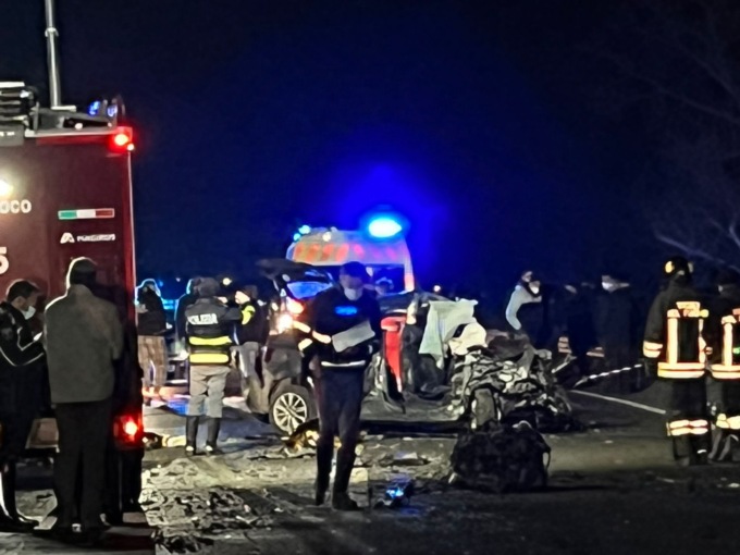 Tragico scontro fra auto e pullman, morti cinque giovani
