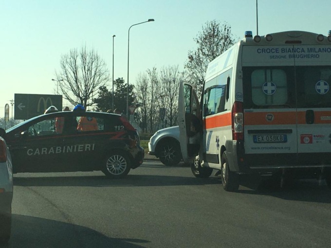 Tampona una macchina a Cologno Monzese, motociclista soccorso in codice rosso
