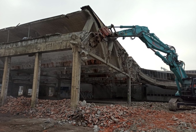 Ruspe al lavoro: partita la demolizione dei capannoni della ex Torriani