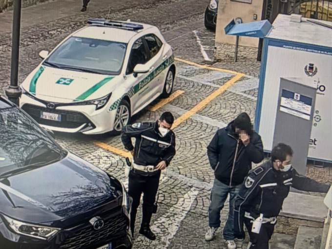 Guida ubriaco. Beccato dalla Polizia si giustifica: “Ho bevuto solo un caffè corretto”