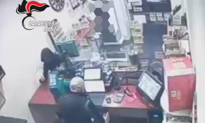 Armato di pistola rapina supermercato, tabaccheria e farmacia: arrestato 17enne