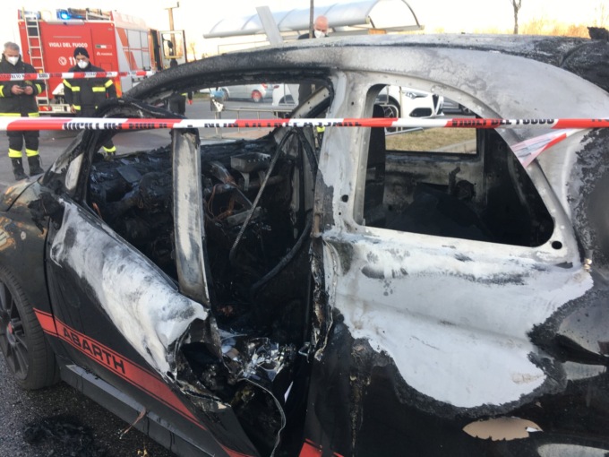 Armati di pistola rubano una Maserati, poi danno fuoco alle auto usate per la fuga