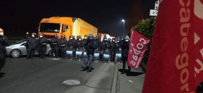 Ancora uno sciopero alla logistica: manifestanti sgomberati da Polizia e Carabinieri