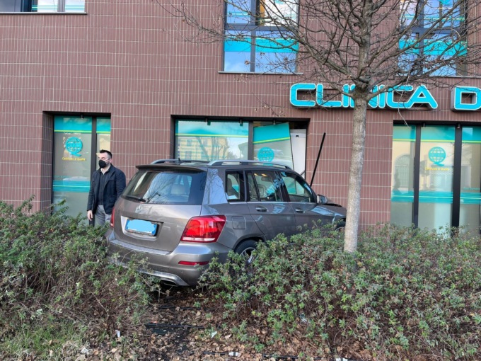 trezzo sull'adda auto contro ambulatorio