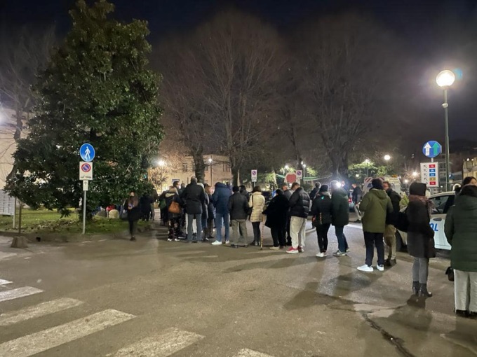 Tutti in coda di notte per fare il vaccino: oltre mille somministrazioni