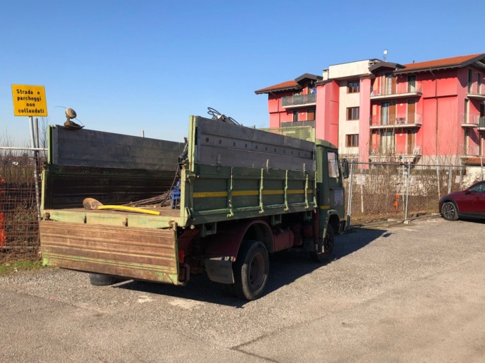 Operai al lavoro contro il degrado di via Taviani