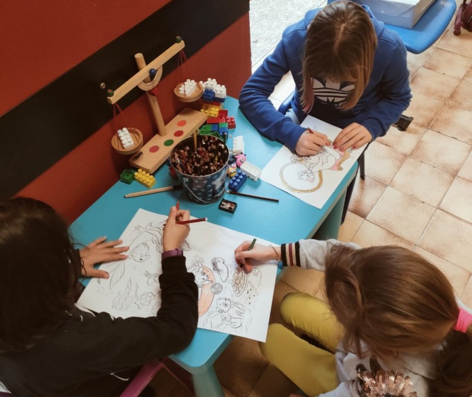 I volontari di Abio Martesana fanno sorridere i bimbi al centro vaccinale pediatrico