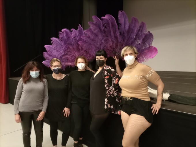 Il burlesque come chiave per amare il proprio corpo conquista Cassano