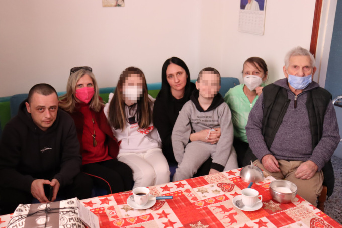 Famiglia di Pioltello ospita una coppia di profughi ucraini con i loro figli: “Non pensavamo arrivasse la guerra”