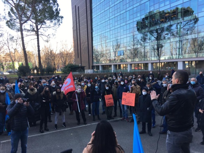Dipendenti della Verti in presidio fuori dall’azienda di Cologno Monzese