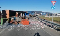 Camion si ribalta e la strada si riempie di... elettrovalvole