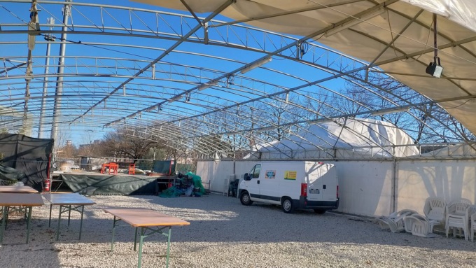 Spazzato via dal vento il tendone dell’Area feste di Villa Fiorita, anche ColorEsperanza dà una mano