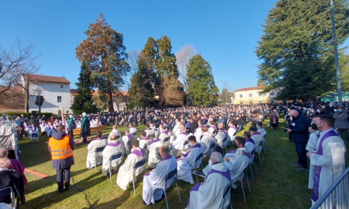 In Brianza i funerali di don Simone, morto a soli 39 anni
