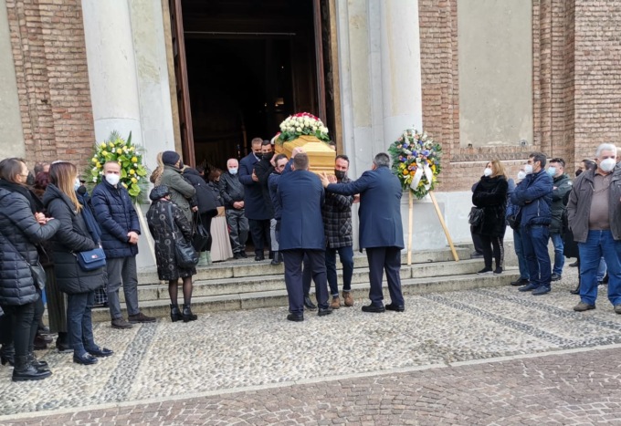 Cernusco sul Naviglio ha dato l’ultimo saluto al parrucchiere Simone Vulcano. Le strazianti parole della moglie