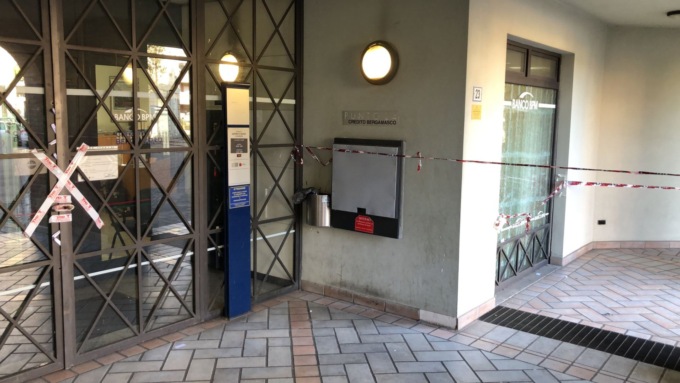Botto nella notte, i ladri fanno esplodere il bancomat