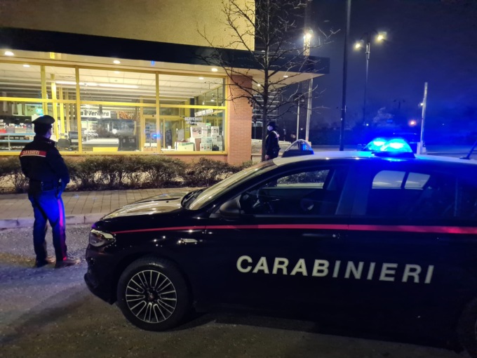 Spari contro il supermercato: denunciato un 24enne
