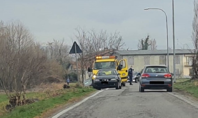 Perde il controllo dell’auto, 22enne sbanda e finisce fuori strada