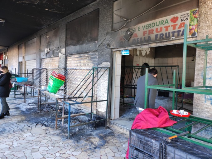 Assalto incendiario al fruttivendolo: è il terzo nel giro di due mesi