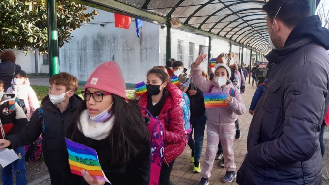 Gli studenti delle elementari gridano “no” alla guerra