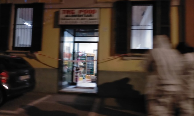Rapina finisce a coltellate: ferito dipendente di un negozio